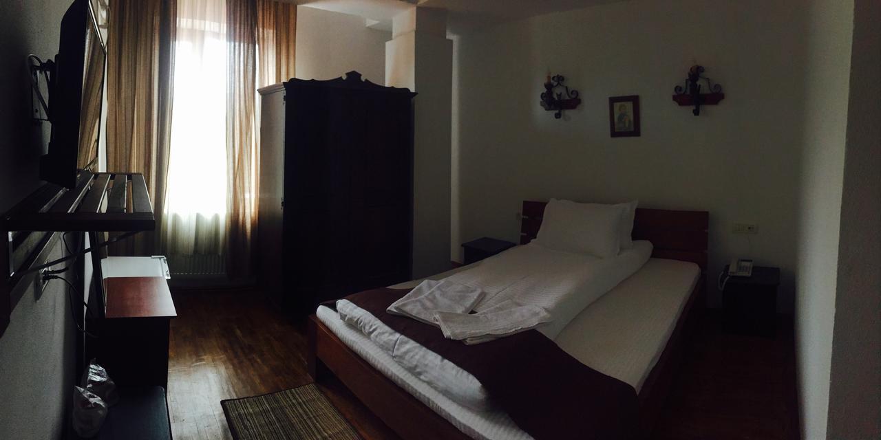 Hotel Casa Vlahilor Рымнику-Вылча Экстерьер фото